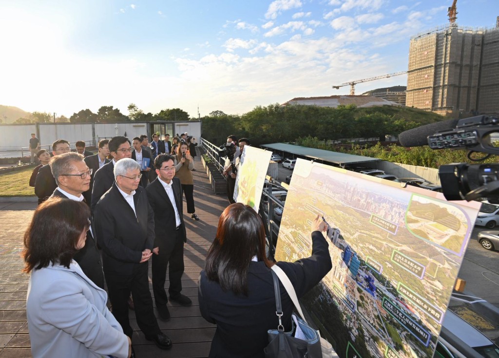 侯建國（左三）、祝衛東（左五）、陳茂波（左二）、財政司副司長黃偉綸（左四）和發展局局長甯漢豪（左一）到訪古洞北新發展區地盤辦公樓，了解新發展區的規劃及建設情況。