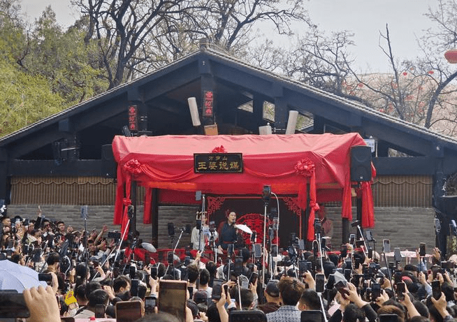 「王婆說媒」現場。 資料圖