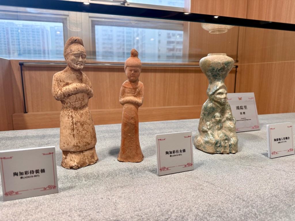 活動教室展出漢唐陶器、宋元瓷品等文物，圖中為唐朝「陶加彩仕女俑」。學校提供