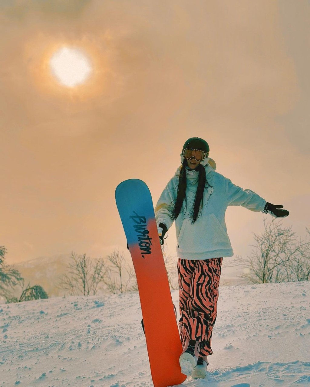 李彩华最近与朋友一起去北海道滑雪。