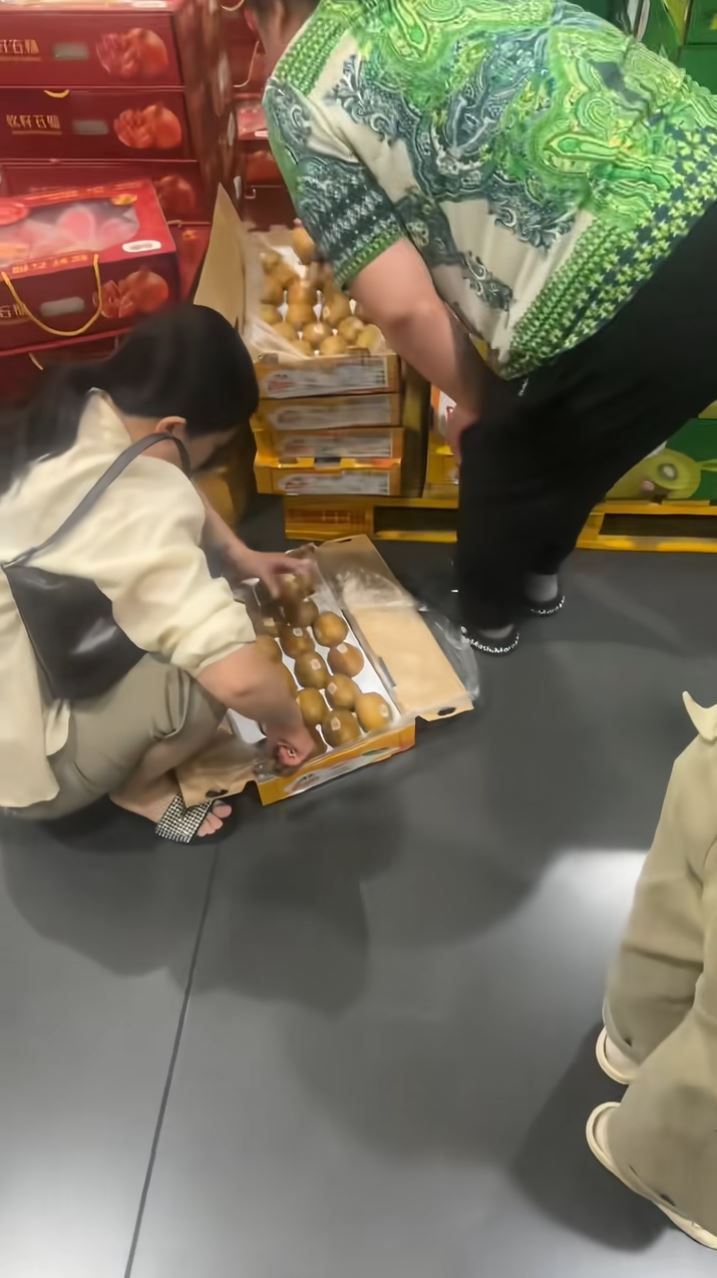 無錫山姆店有女消費者自私地拆箱，挑選較大的奇異果。抖音