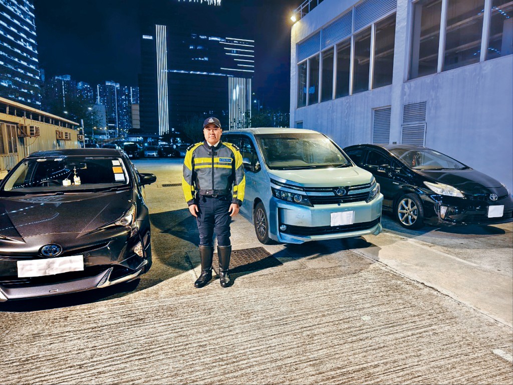 警方打擊「白牌車」行動中扣查其中3輛私家車作進一步檢驗。