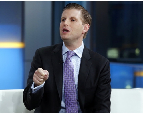埃里克(Eric Trump)被吐口水。AP