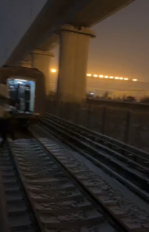 网上流出北京地铁昌平线列车两个车卡脱离的影片。