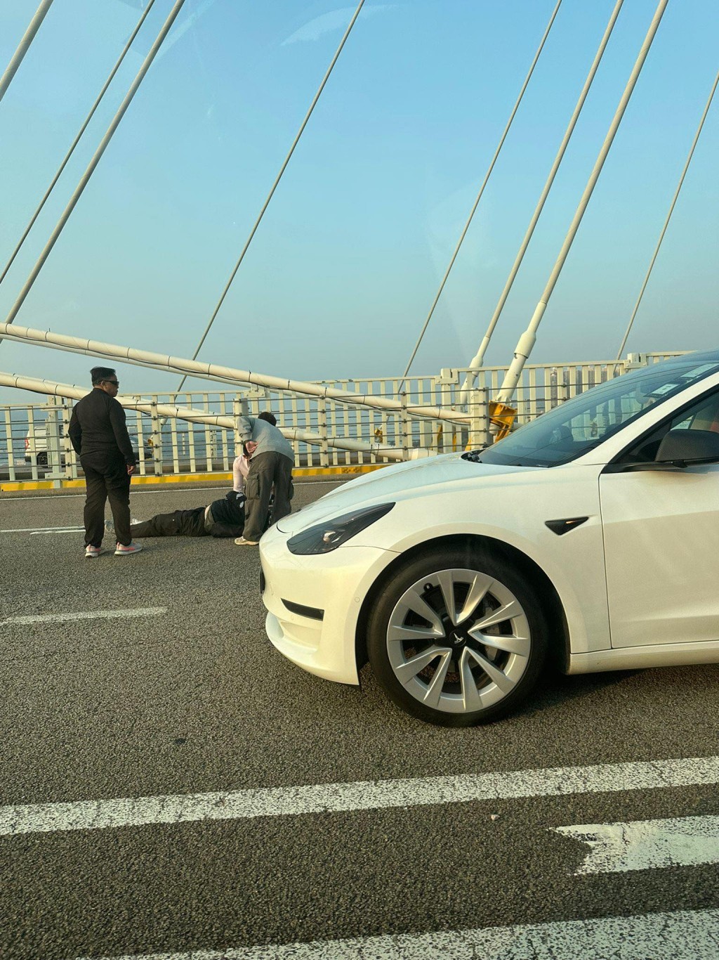 鐵騎士受傷倒地。fb馬路的事 (即時交通資訊台) Bosco Chu圖片 