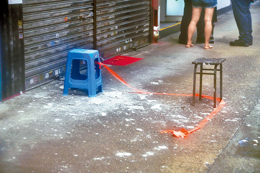 新蒲崗爵祿街一幢大廈石屎脫落，地面遺下石屎碎。