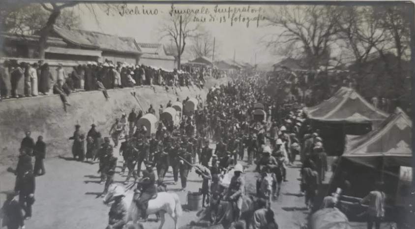 兩旁圍觀的人民,無人下跪。縱觀清史 兩旁圍觀的人民,無人下跪。縱觀清史