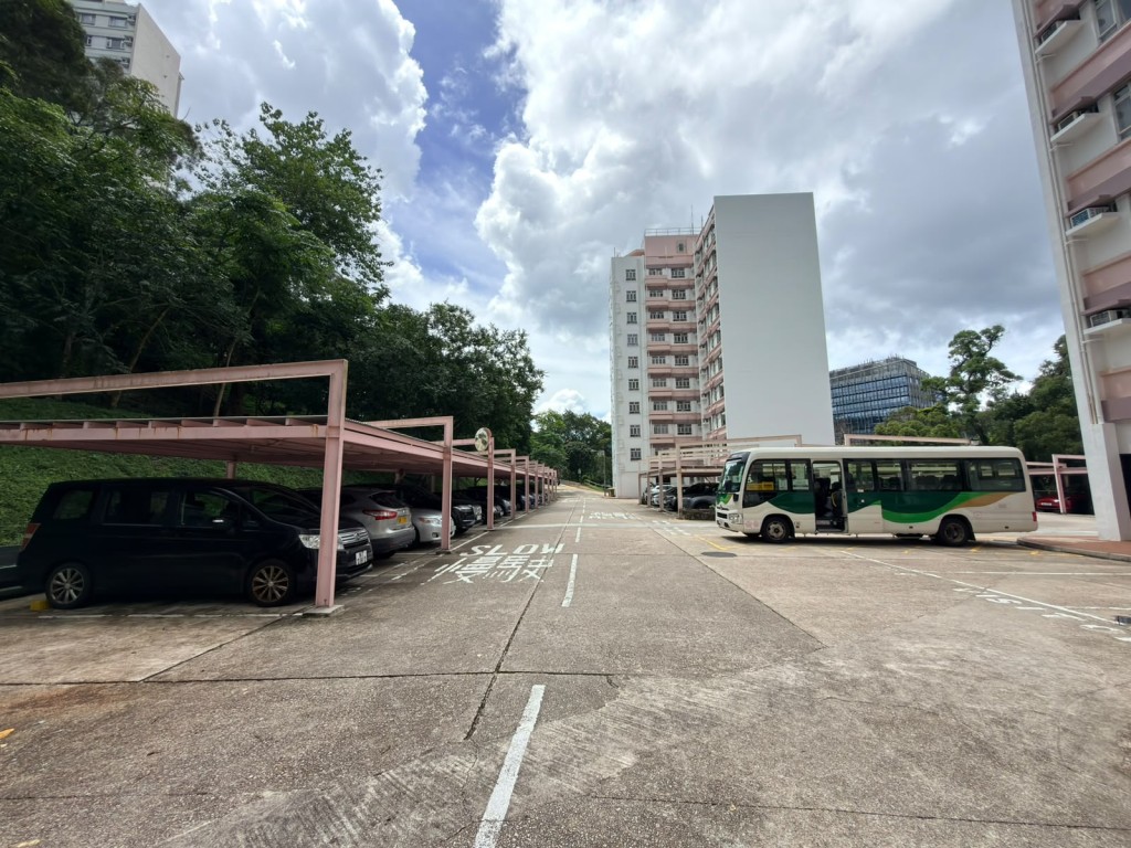 黃錦輝駕駛其私家車,沿中文大學校園內道路行駛,其間失控撞向泊在大學室外停車場的一部私家車。資料圖片 黃錦輝駕駛其私家車,沿中文大學校園內道路行駛,其間失控撞向泊在大學室外停車場的一部私家車。資料圖片