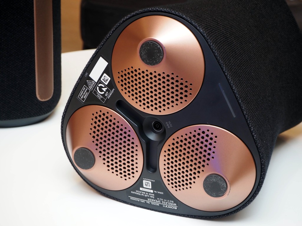 喇叭底部亦用上三個網面設計，大玩首尾呼應。