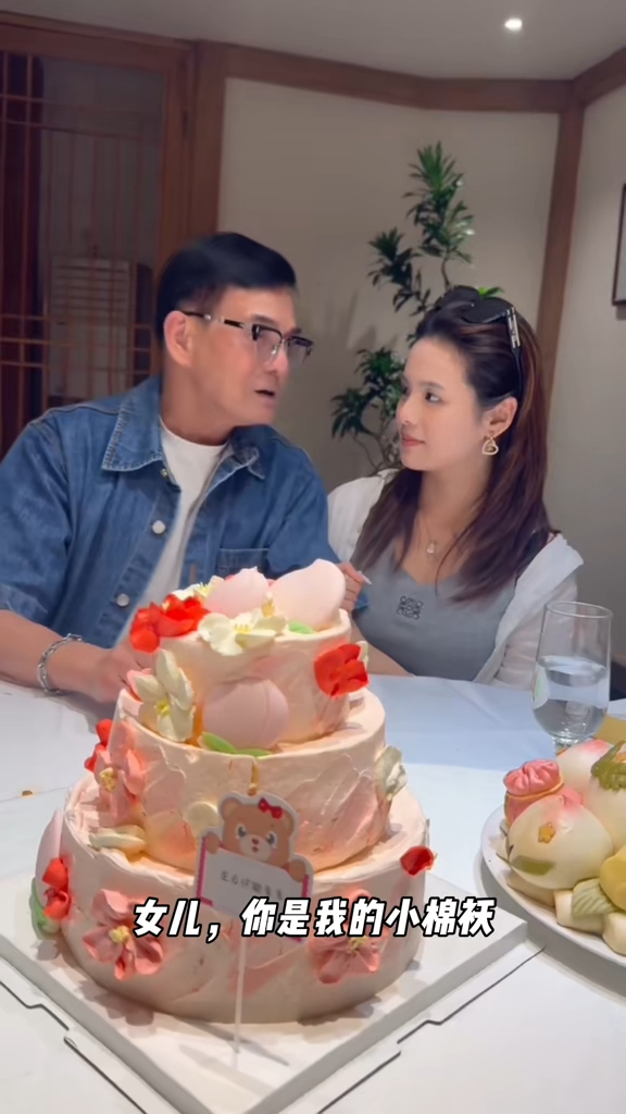 李國麟指女兒是自己的小棉襖。 李國麟指女兒是自己的小棉襖。