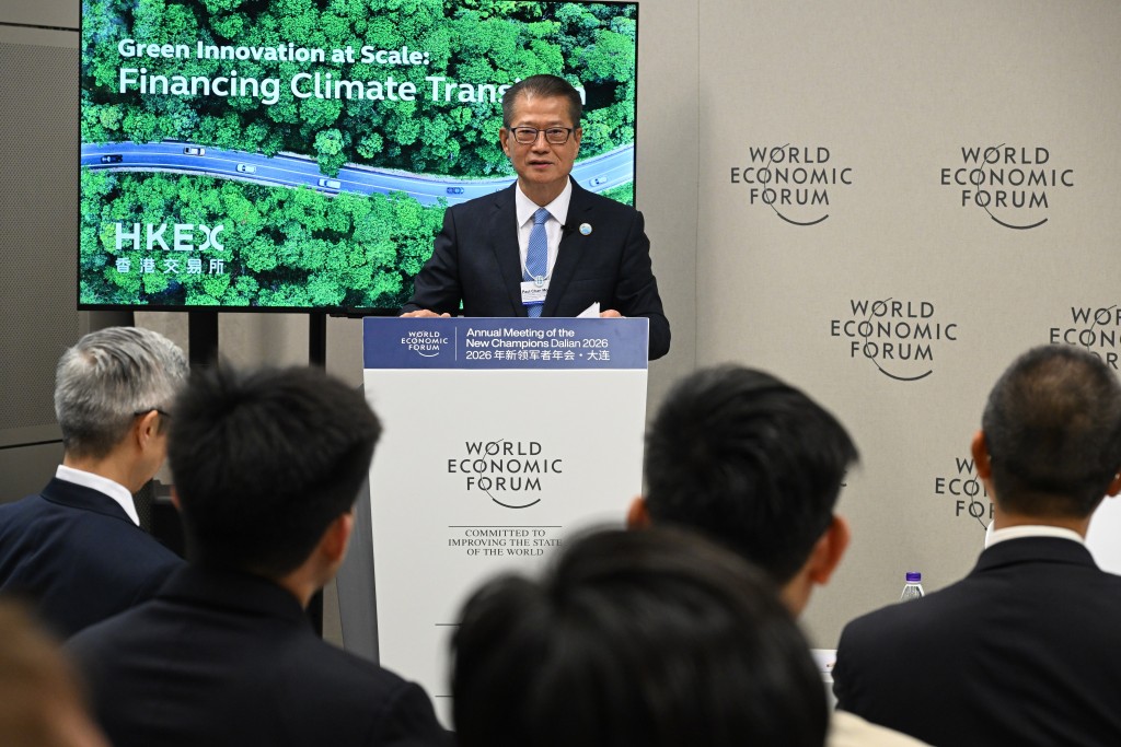 陳茂波在香港交易所舉辦的「以資本市場加速綠色科技發展、應對氣候挑戰」環節上發表主旨演講。