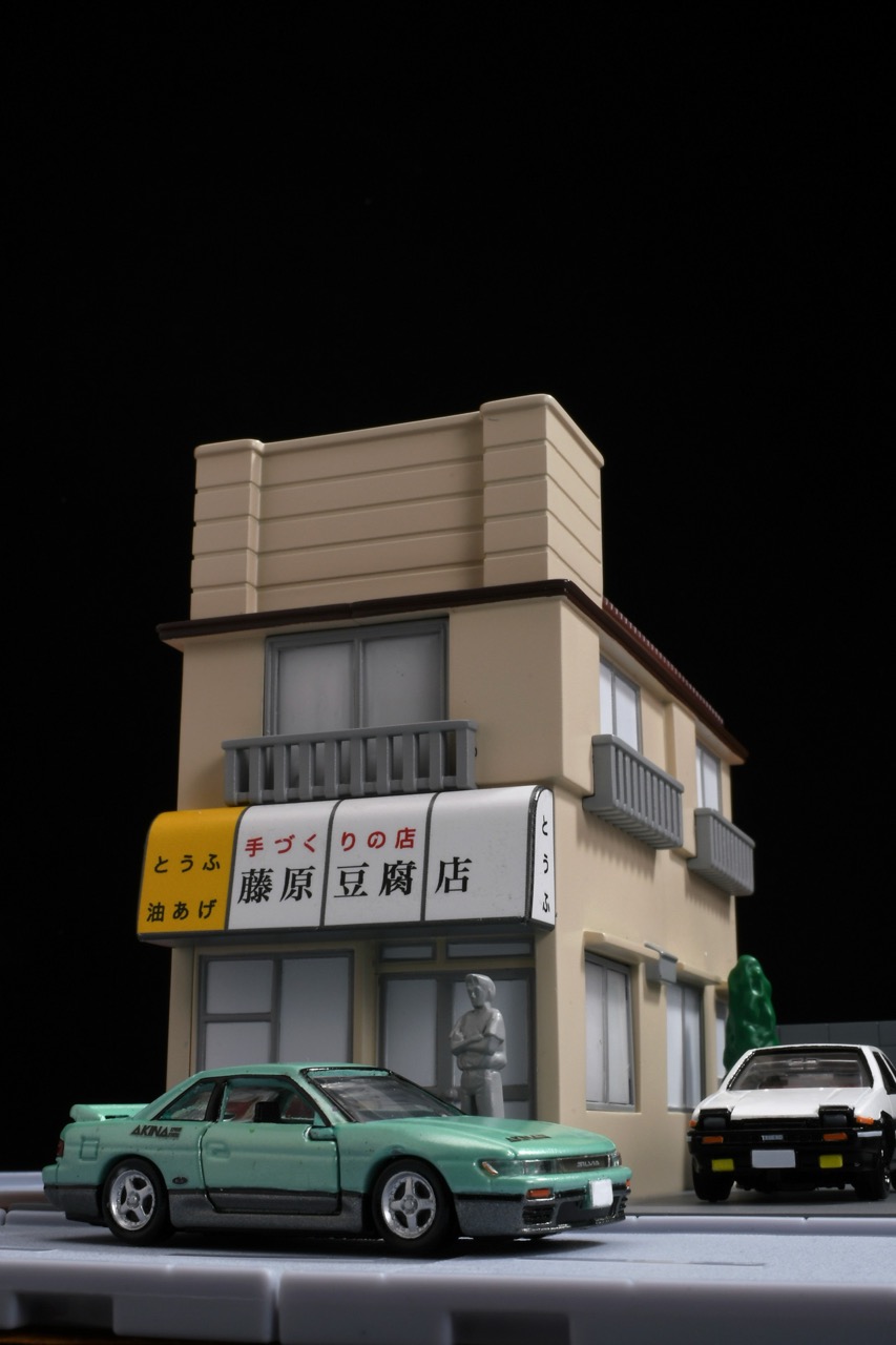 頭文字D》30周年｜Tomica特別套裝神還原藤原豆腐店AE86 Trueno連座艙