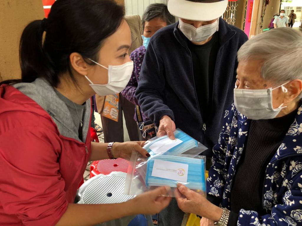立法會議員陳凱欣派發口罩。