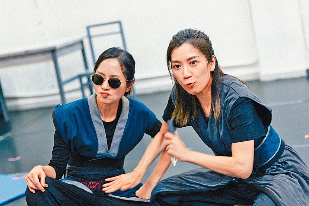 黃智雯（右）今次除了反串演男角色，更要挑戰大量粗口台詞，梁雍婷就飾演她的老婆。