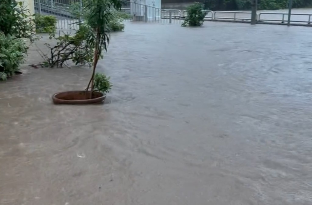 網民：《又嚟黑雨，唔通連個天都唔鍾意返工？》。資料來源：miko_tt_yeung＠Threads