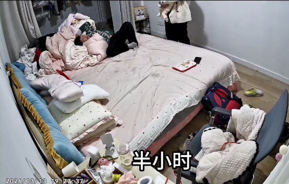 江苏有小兄长因妹妹扭计，独力照顾下也情绪崩溃起来。微博