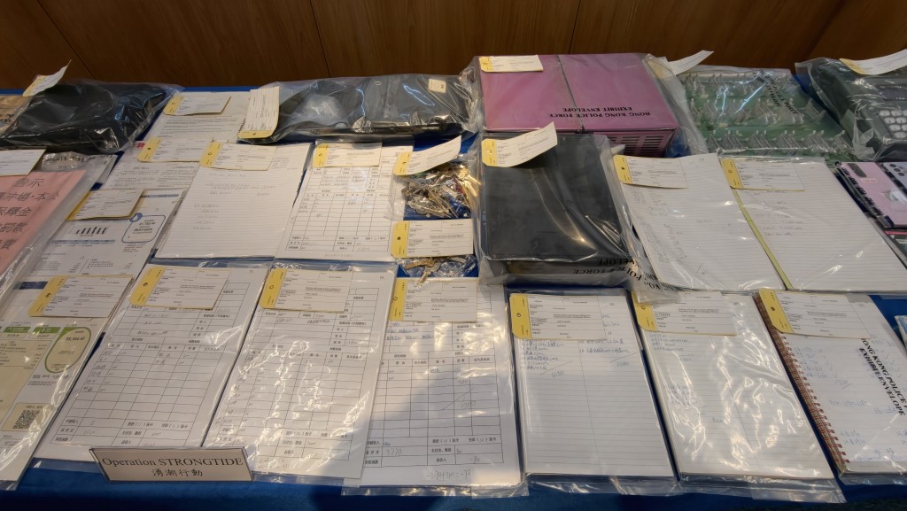 警方展示證物。黃文威攝