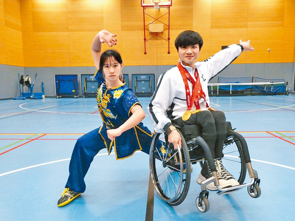 曾楚喬（左）和余俊延（右）分別就讀浸大理學士及運動產業管理文學士，浸大學生運動員支援統籌專員伍家信形容，老師們均滿意他們的表現。