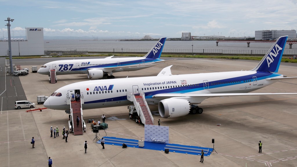 男子開車闖入那霸機場停機坪後,爬梯登上全日空(ANA)客機。(示意圖) 路透社