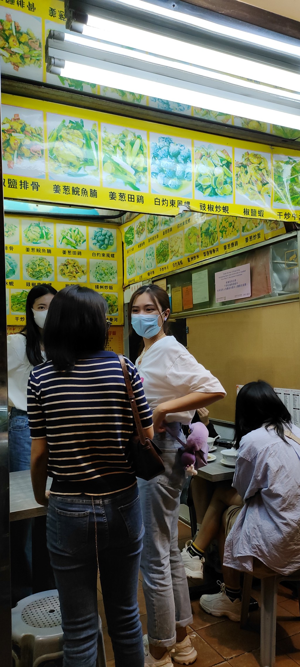 距離車站一個馬路之隔的生滾粥店，數名旅客直接坐下，希望在店內「速戰速決」後離開。(莫家文攝)