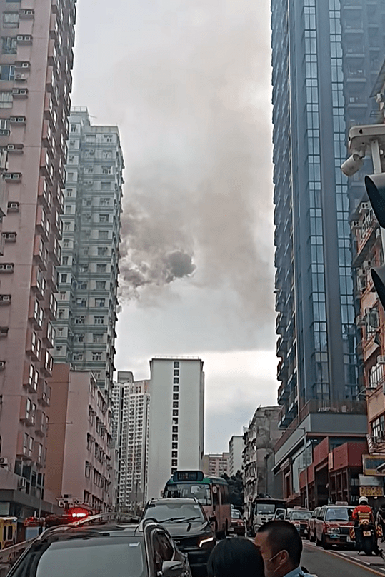 起火單位冒出大量濃煙。fb：香港交通及突發事故報料區
