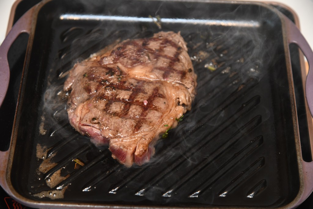 小貼士：牛扒煎至半熟，可熄火以餘溫煮熟。 Fry the steak until half-cooked, turn off the heat, use the residual heat to cook until well done