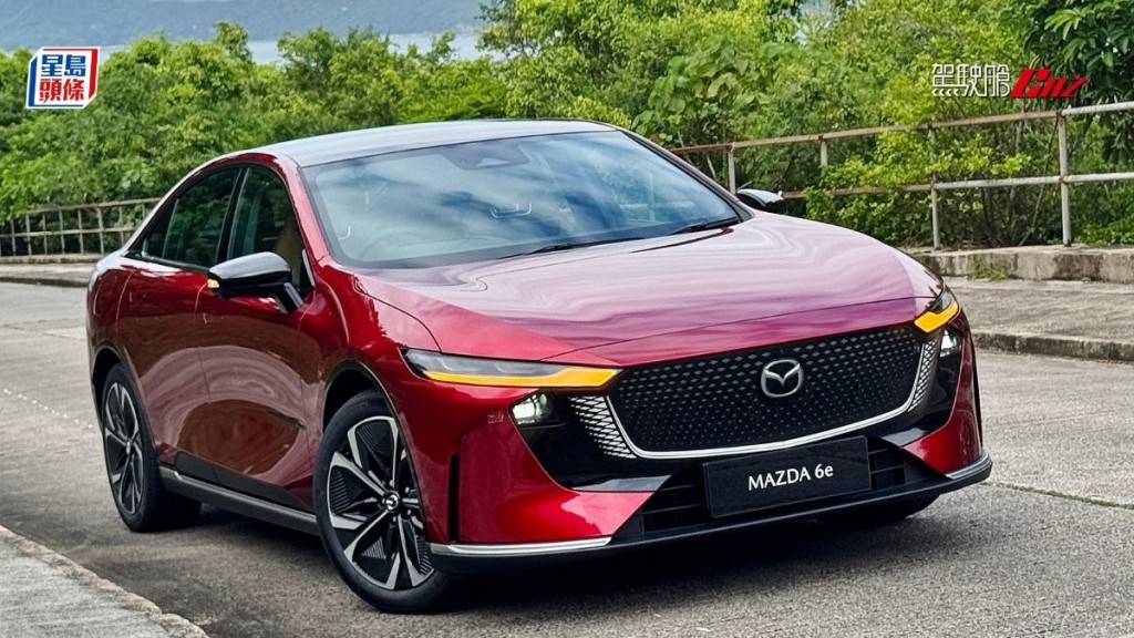 全新万事得Mazda 6e正式抵港，单马达后驱电动房跑车配备78kWh锂电池，拥有258ps马力及290Nm扭力，WLTP续航力560km，售价$399,990起。