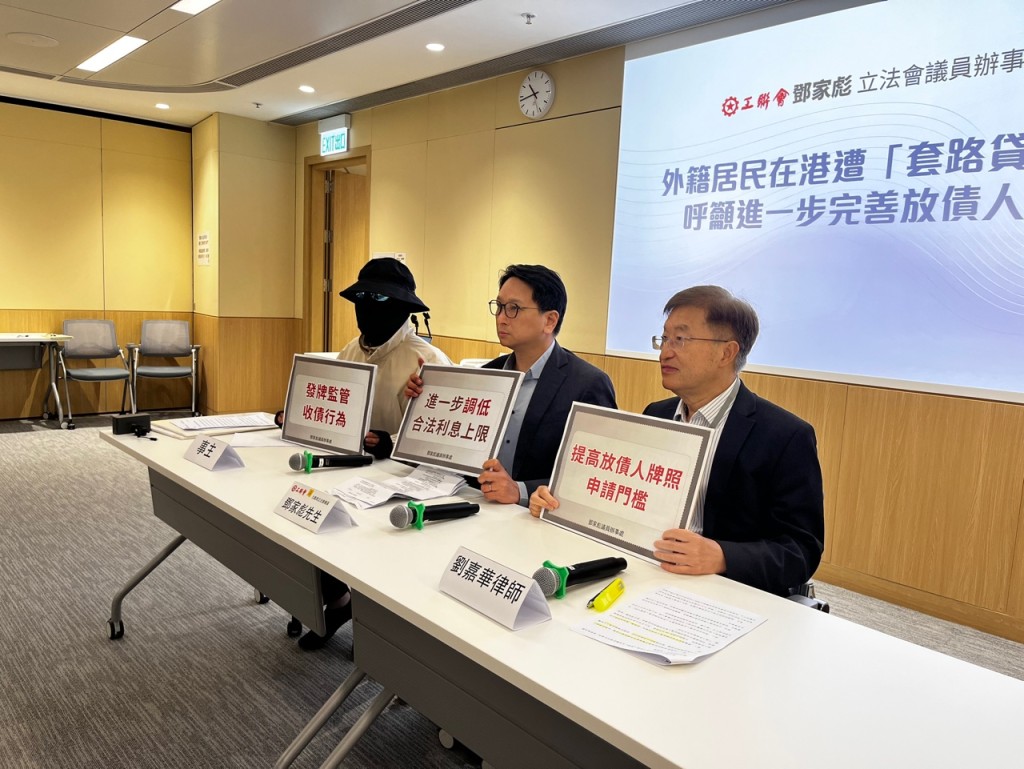 事主Andy(左一)累計向超過30間財務公司借款,賬面總額約600萬元,實收只有約470萬元。李健威攝 事主Andy(左一)累計向超過30間財務公司借款,賬面總額約600萬元,實收只有約470萬元。李健威攝