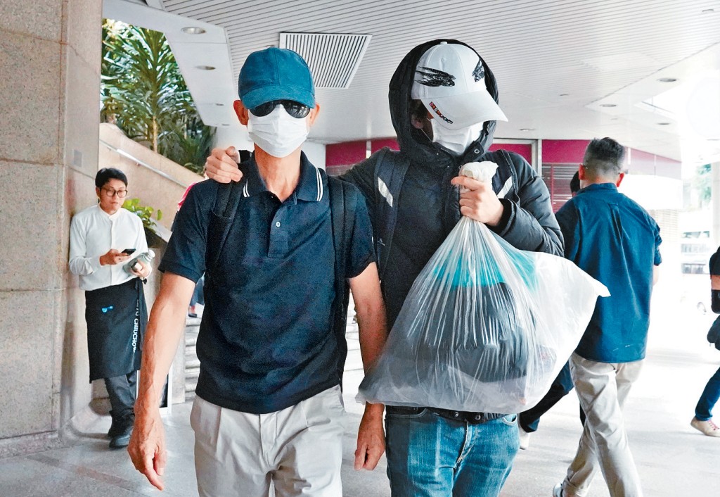 被告郭賢生（左）去年初打算取消為郭鳳儀投保的保險時，協助更改保單持有人，提取近9萬元結餘。