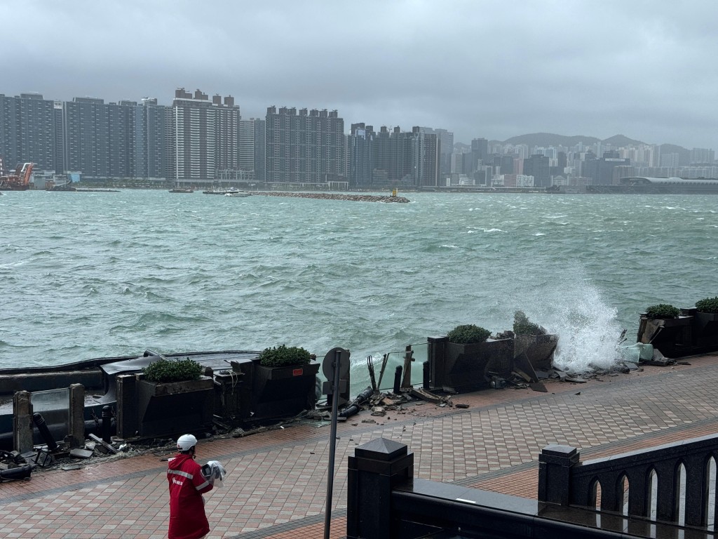 紅磡海面有躉船撞岸。陳俊豪攝