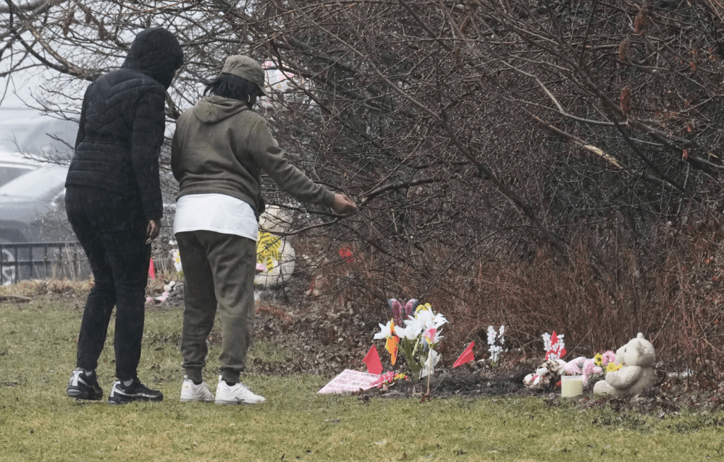 2026年3月5日，星期四，在克利夫蘭，人們前往兩名女孩遺體被發現的地點設立紀念碑。 美聯社