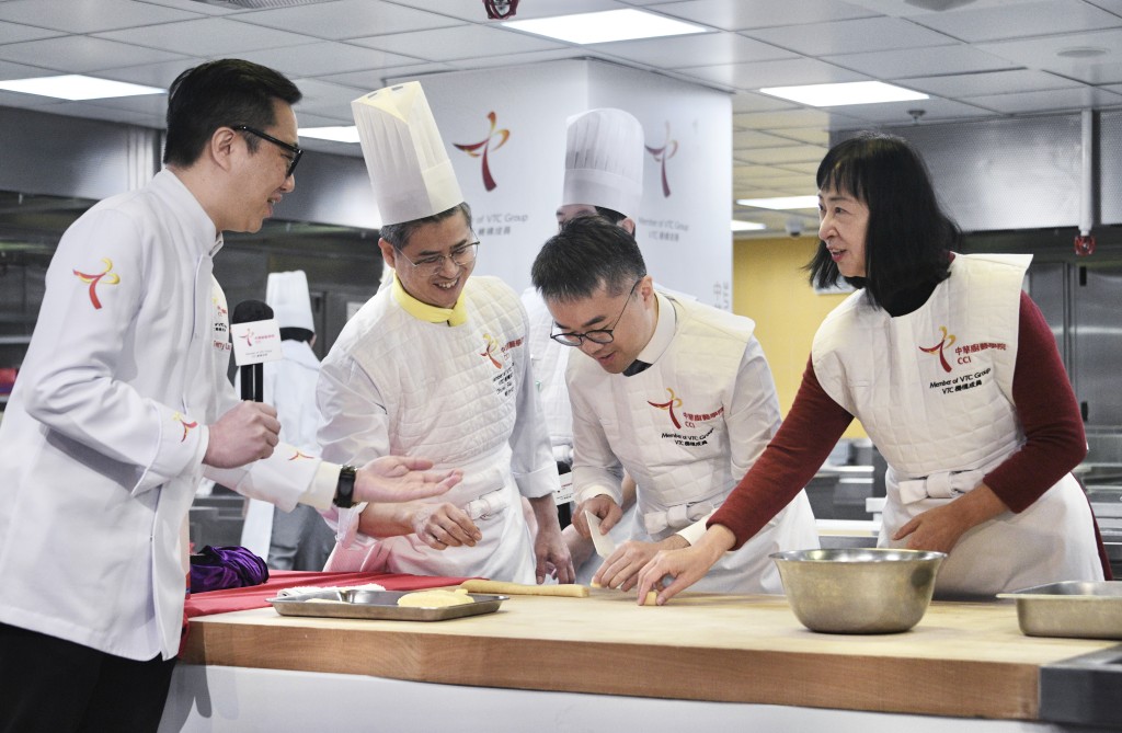 港大调研小组成员之一的教育局常任秘书长李美嫦表示，港大校董会新主席王冬胜在本月初上任后，他及新任校委成员为大学管治带来新气象。