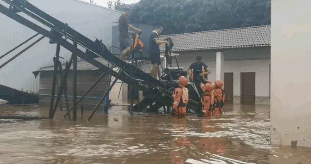 大源鎮駱村突發洪水，多戶村民家房子被淹，最少造成5人死亡2人失蹤