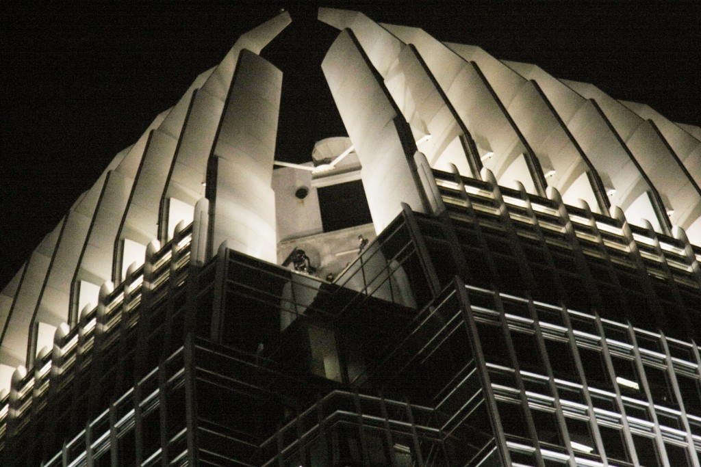 《蝙蝠侠：黑夜之神》2007年在香港取景，剧中蝙蝠侠在国金中心天台一跃而下。