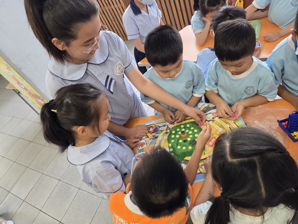 「大哥姐關愛計劃」讓五、六年級學生學習關顧別人及承擔責任。(圖片來源:受訪學校提供) 「大哥姐關愛計劃」讓五、六年級學生學習關顧別人及承擔責任。(圖片來源:受訪學校提供)