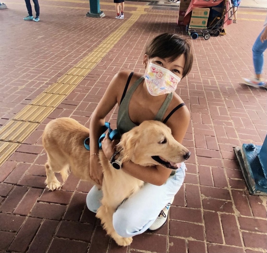 Inez在IG透露二人領養了一集4歳半的金毛女Molly。