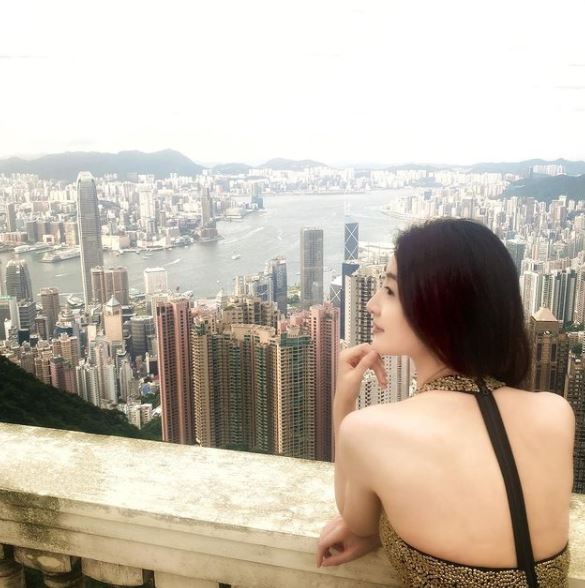 由山頂豪宅天台可以俯瞰維港。