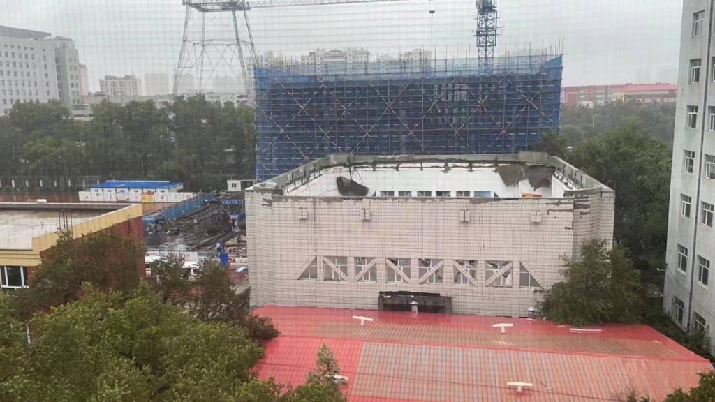 黑龙江齐齐哈尔一中学体育馆发生倒塌。