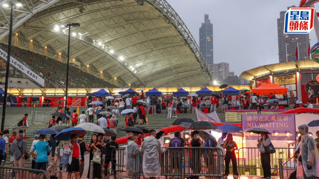 曼聯訪港．多圖︱紅魔死忠冒雨力撐 對愛隊重新崛起充滿信心：下季爭冠！