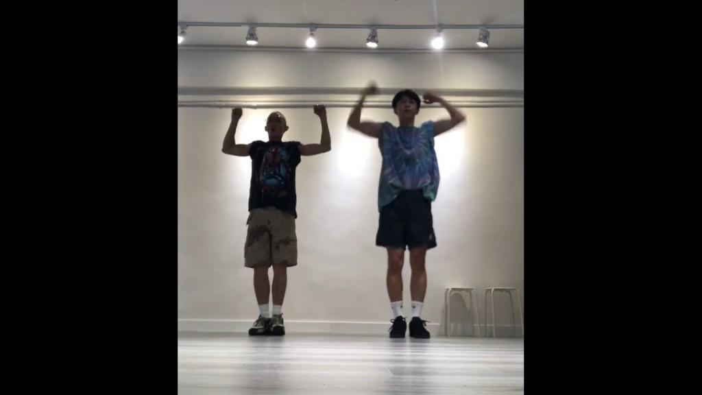 Locker上堂之餘仲晒吓手臂(好大隻呀!)