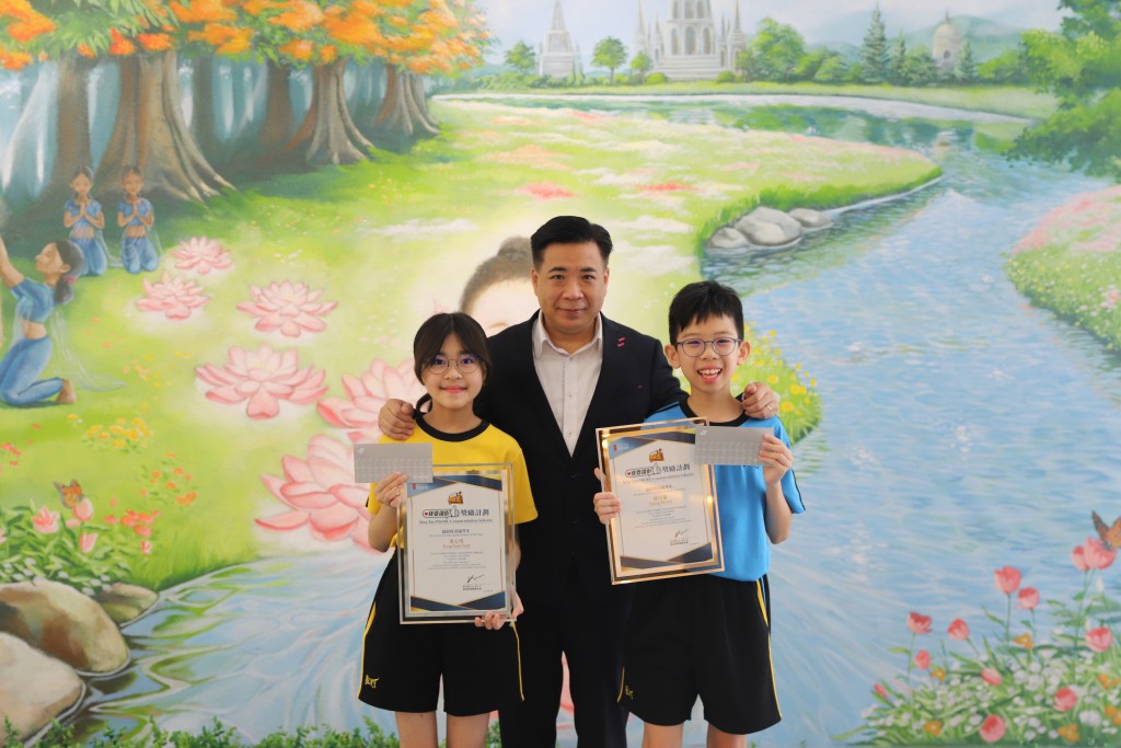 佛教林金殿紀念小學吳永雄校長（中）與兩位得獎同學合照留念。  ​