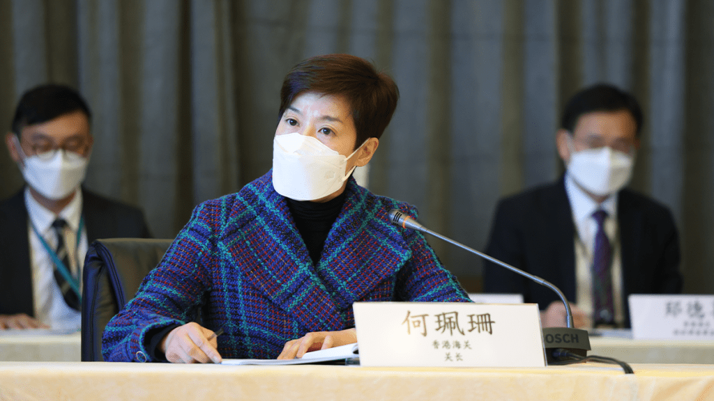 海關關長何珮珊於會議上發言。