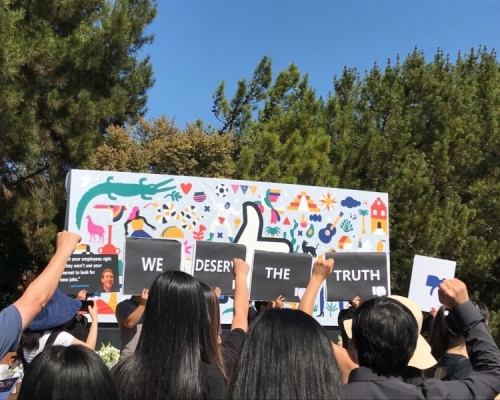 華裔工程師疑因欺凌跳樓自殺，大批華人在Facebook總部示威要求真相。（網圖）