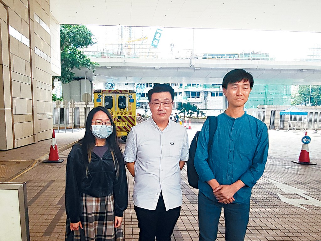 死者丈夫孫智聰（中）及死者女兒（左），社區組織協會幹事彭鴻昌（右）。
