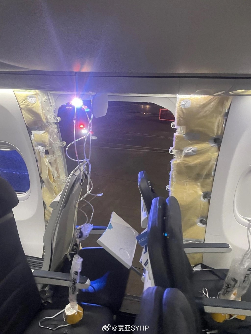 网传波音737 MAX 9客机舱门脱落照片。