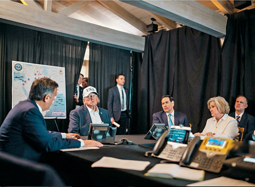 特朗普与一众官员留守战情室，关注最新情况。