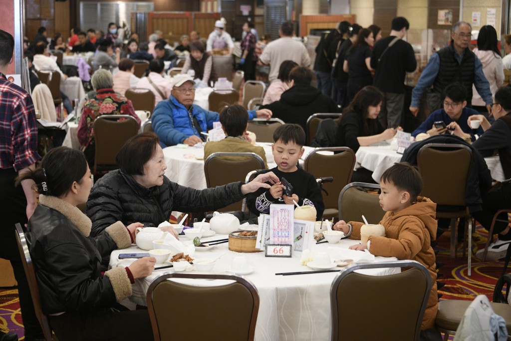 不少市民選擇到酒樓食團年飯。