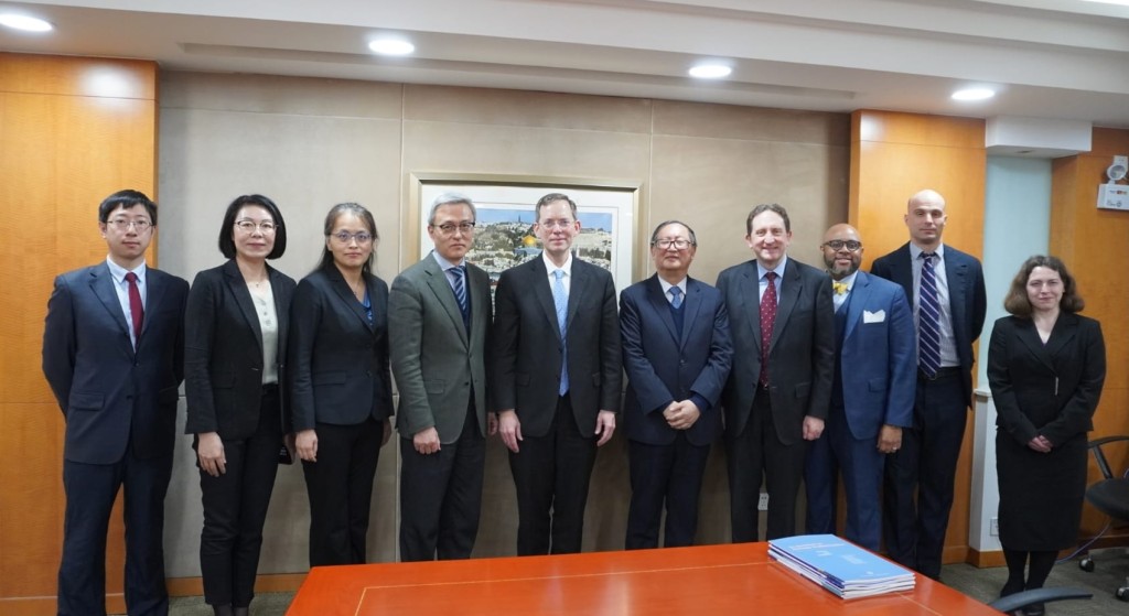美国副助理国务卿华自强访问上海国际问题研究院。