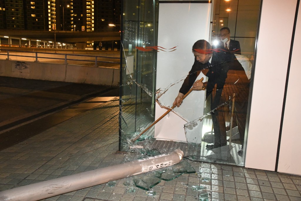 燈柱倒下時擊毀一商場玻璃牆。