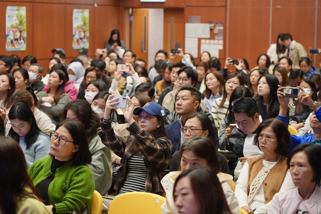 逾200名區議會議員及其助理今日（18日）出席公營醫療收費改革簡介會。政府新聞處圖片